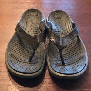 💥Croc black leather flip flops💥